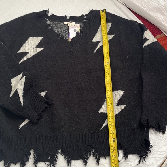 Eesome black and white lightning bolt distressed v-neck sweater - Picture 8 of 10